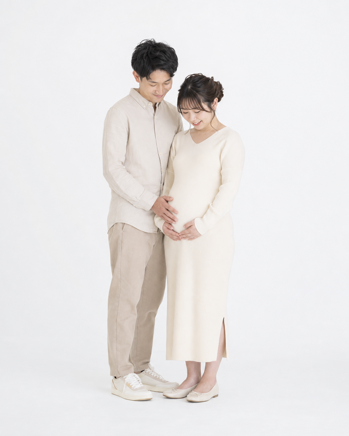 白背景で撮影する夫婦のマタニティフォト